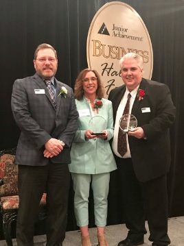  Linda and Lynn Gruber Receive Junior Achievement Award